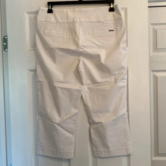 24. Simon Chang Capris Size 14 White - Picture 2 of 4